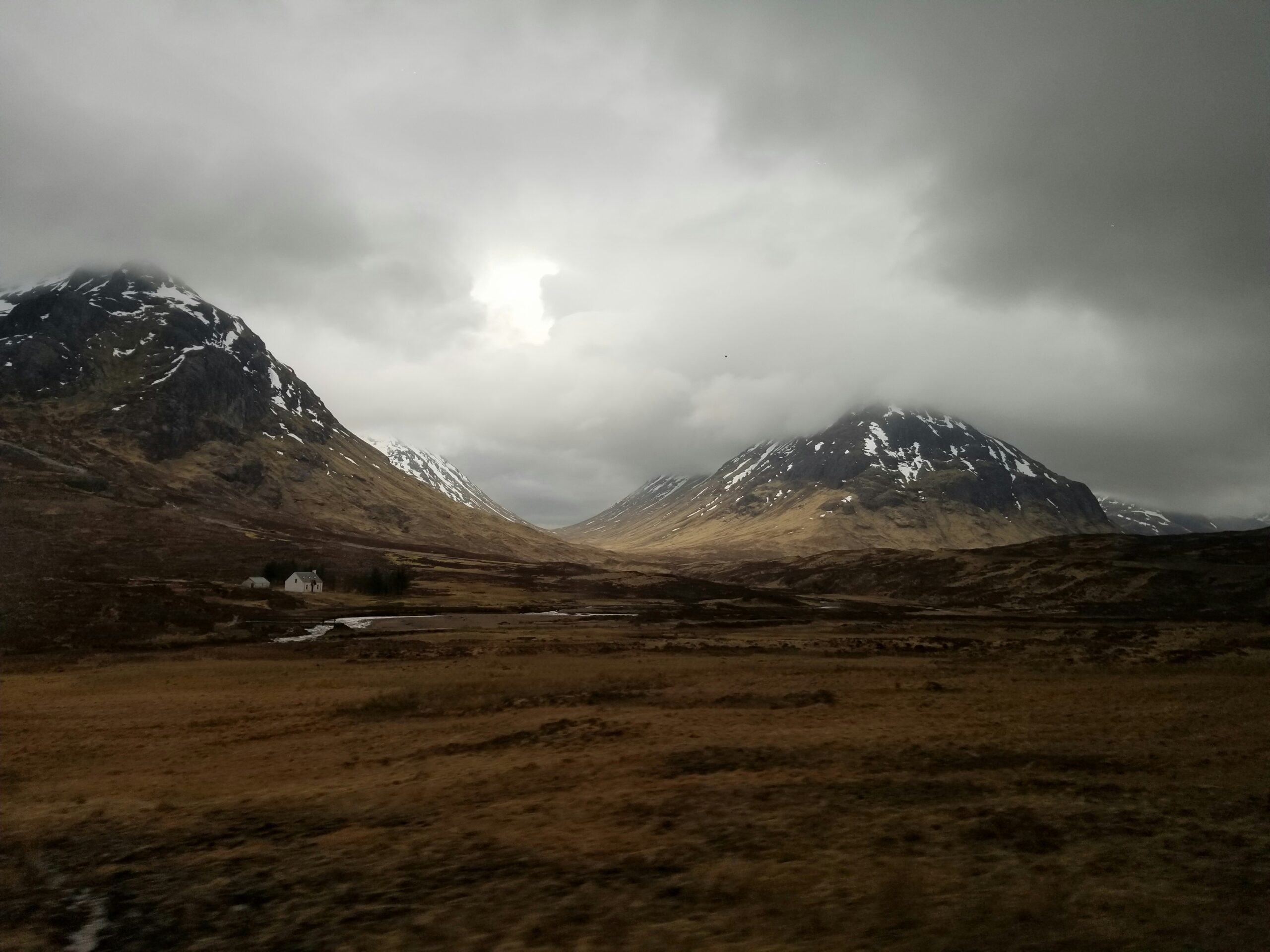 Paesaggio delle Highlands scozzesi con monti innevati, location ideale per le riprese di Outlander